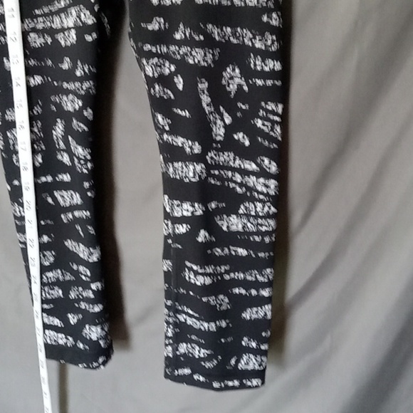 Lululemon Athletica High Rise Cropped Leggings - Picture 4 of 10